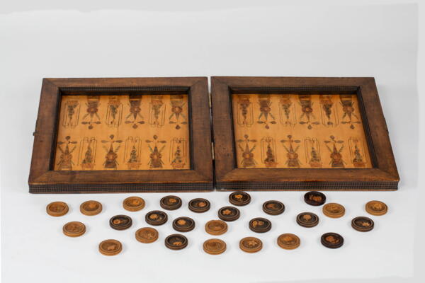 Innenseite des Egerländer Brettspielkastens © Wartburg-Stiftung, R. Salzmann