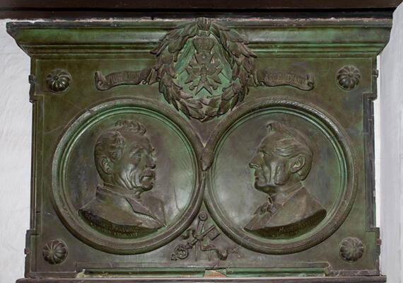 Gedenktafel mit den Porträts von Bernhard von Arnswald und Hugo von Ritgen im Profil, Christian Lehr jun., Berlin, 1893, Gips, Wartburg-Stiftung, Kunstsammlung, Inv.-Nr. P0039
