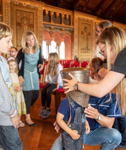 Kinderritter im Festsaal