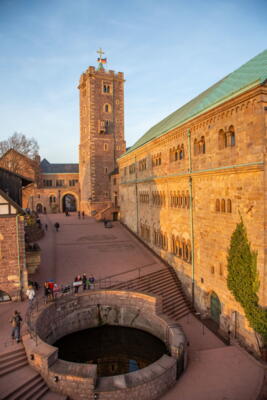 Blick auf die Zisterne im zweiten Burghof der Wartburg von Süden, Fotografie