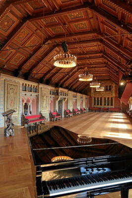 Der Festsaal der Wartburg mit dem Steinway-Flügel im Vordergrund © Wartburg-Stiftung, Fotothek