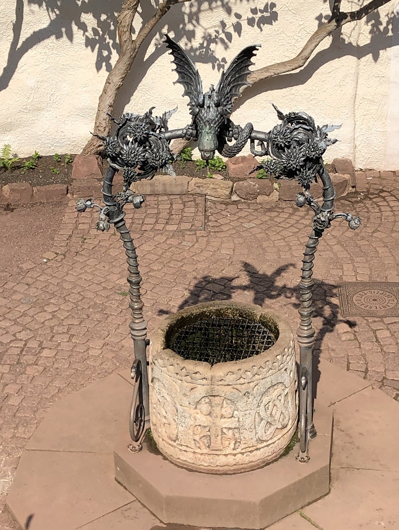 Brunnen im ersten Burghof der Wartburg