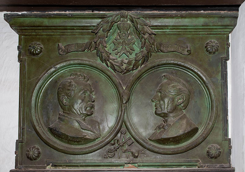 Gedenktafel mit den Porträts von Bernhard von Arnswald und Hugo von Ritgen im Profil, Christian Lehr jun., Berlin, 1893, Gips, Wartburg-Stiftung, Kunstsammlung, Inv.-Nr. P0039