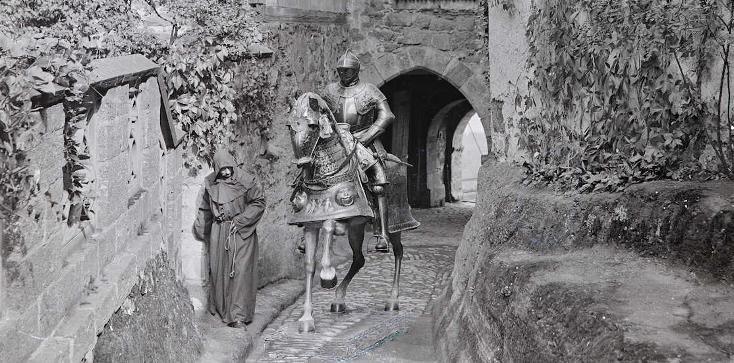Rüstung auf Rossharnisch im ersten Burghof der Wartburg